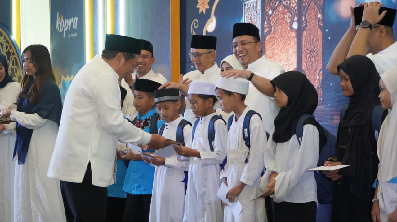 BERBAGI KEBAHAGIAAN:Bank Mandiri gelar buka puasa sekaligus menyantuni anak yaim, dan program khitanan di Gedung Chandra Banjarmasin, belum lama tadi.  