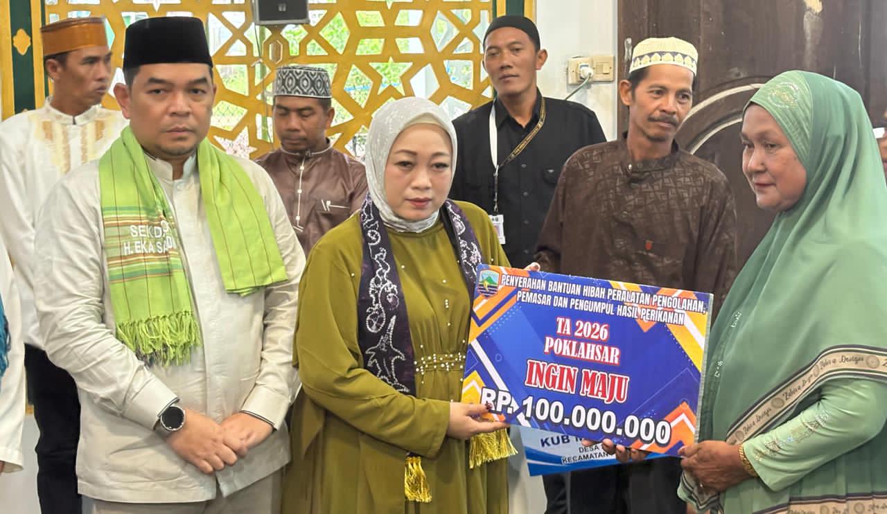 SIMBOLIS:Masyarakat Pulau Sebuku senang mendapatkan bantuan dari Pemkab Kotabaru. 
