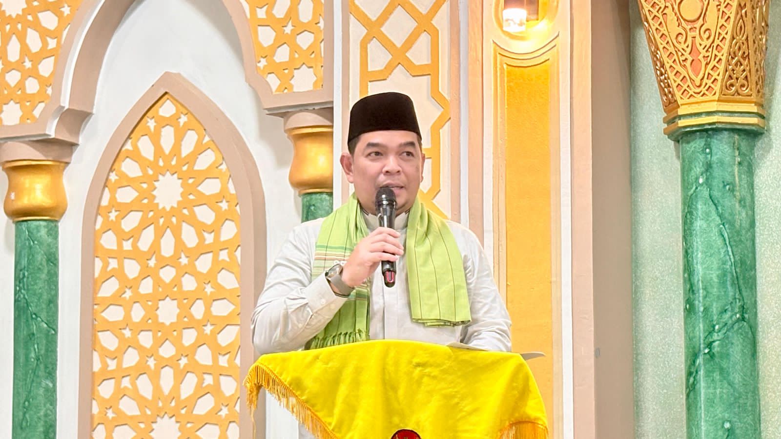  BERWIBAWA: Sekda Kabupaten Kotabaru, H Eka Saprudin menyampaikan sambutan Bupati di Safari Ramadan Sebuku, Rabu (1/3/2026).