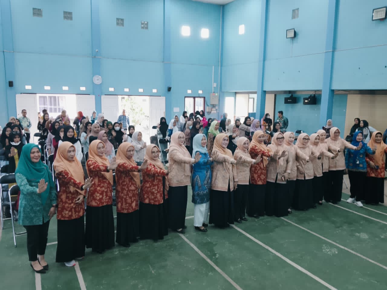 PERAN AKTIF:Ketua DWP Kalsel, Masrupah Syarifuddin memberikan edukasi kepada remaja dalam Kegiatan Gerakan Aksi Remaja Keluarga Berkualitas di Kecamatan Banjarmasin Selatan, Kamis (12/3/2026).   