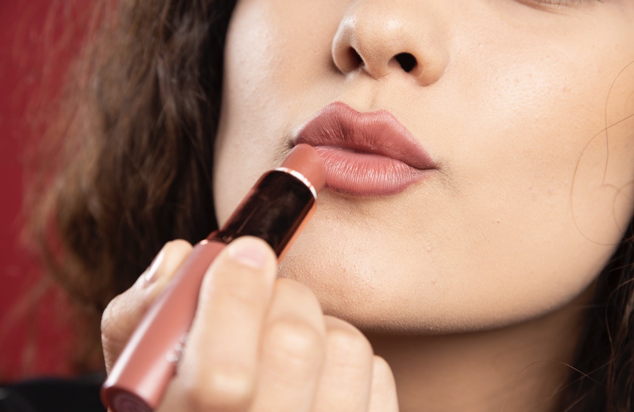HACKS: Memakai lip liner,  rutin eksfoliasi bibir dan teknik blotting adalah cara agar lipstik tak mudah pudar. (Foto: Freepik)