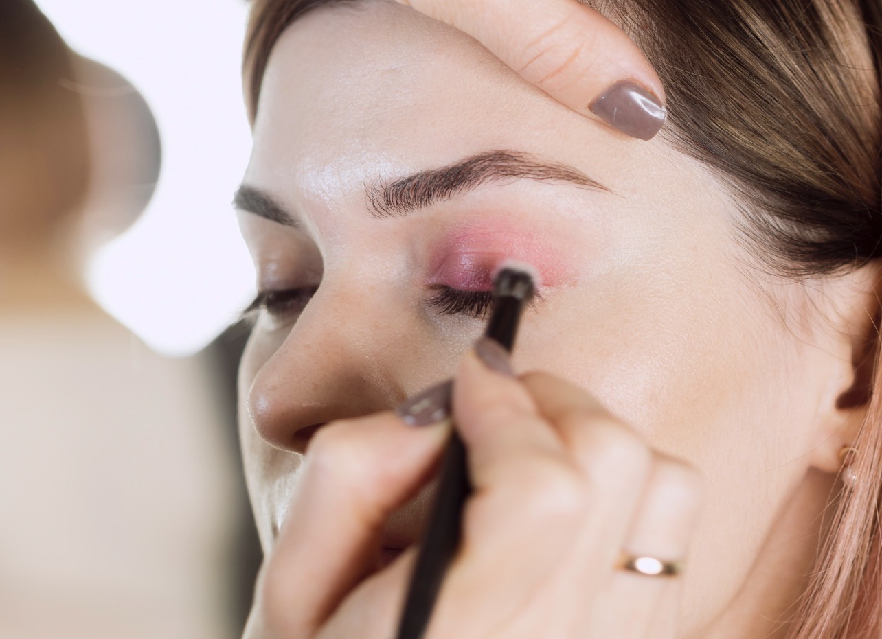 SIMPEL: Eye shadow satu warna cocok bagi yang suka tampil simpel. (Foto: Freepik)