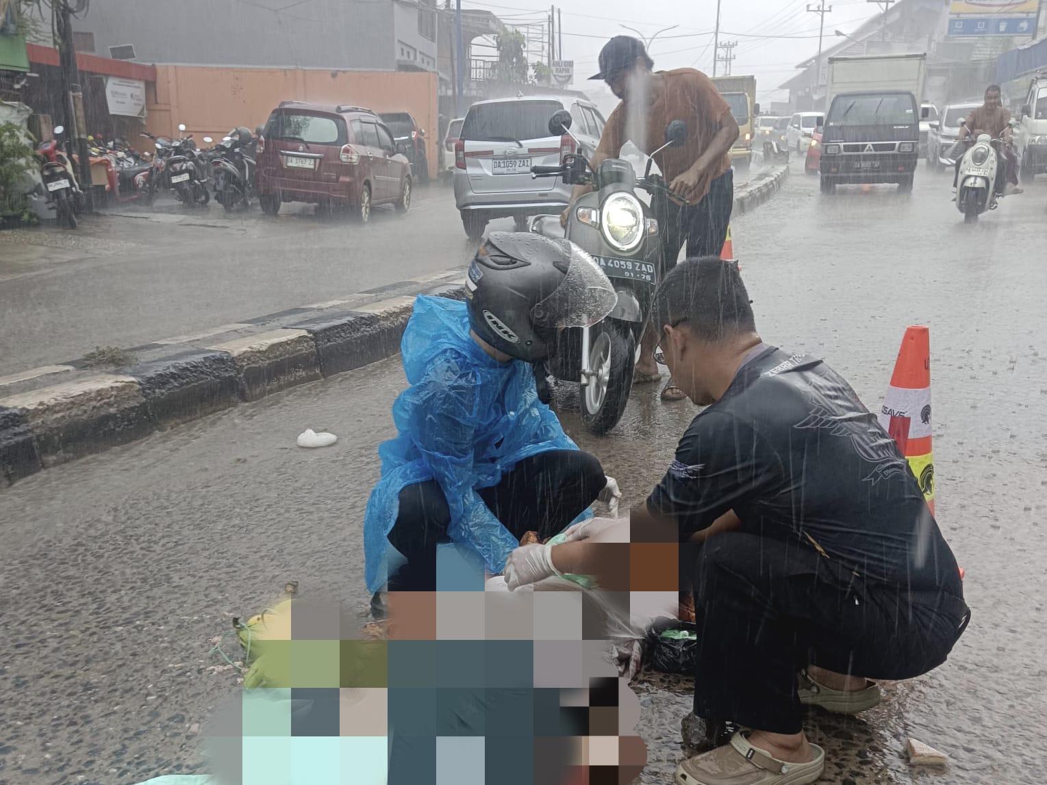 TEWAS DI TEMPAT: Warga menutupi tubuh korban kecelakaan lalu lintas di Jalan Provinsi Sungai Danau, Kecamatan Satui, Tanah Bumbu. (Foto: PKJR Tanah Bumbu)