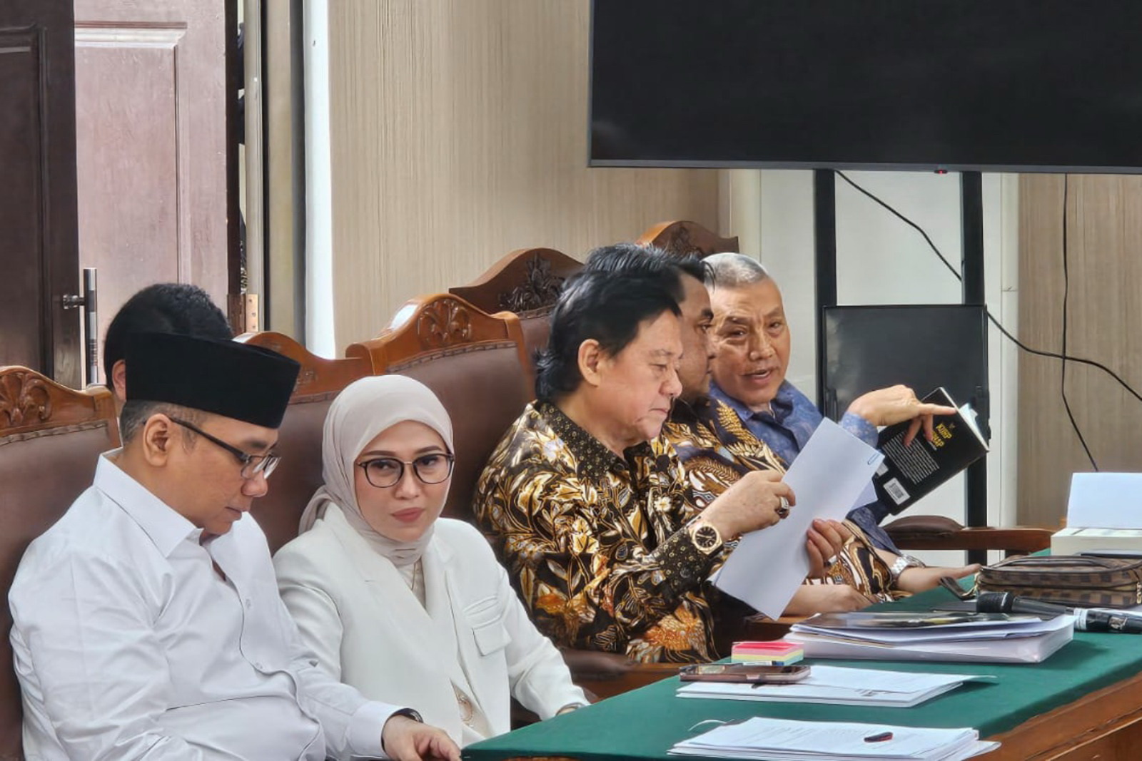 KALAH: Mantan Menteri Agama Yaqut Cholil Qoumas (kiri) saat berhadir di sidang perdana gugatan praperadilan penetapan tersangka oleh KPK di Pengadilan Negeri Jakarta Selatan. (Muhamad Ridwan/Jawa Pos)