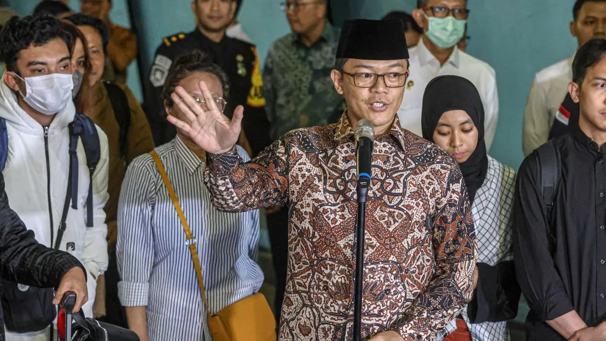 BERI KETERANGAN: Menteri Luar Negeri Sugiono menjemput WNI dari Iran yang tiba di bandara Soekarno Hatta, Tangerang , Banten, Selasa (10/3). (Hanung Hambara/Jawa Pos)