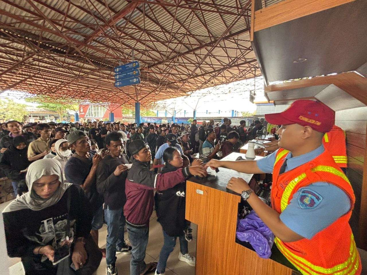 PADAT: Suasana Pelabuhan Trisakti Banjarmasin ramai dipadati pemudik. 