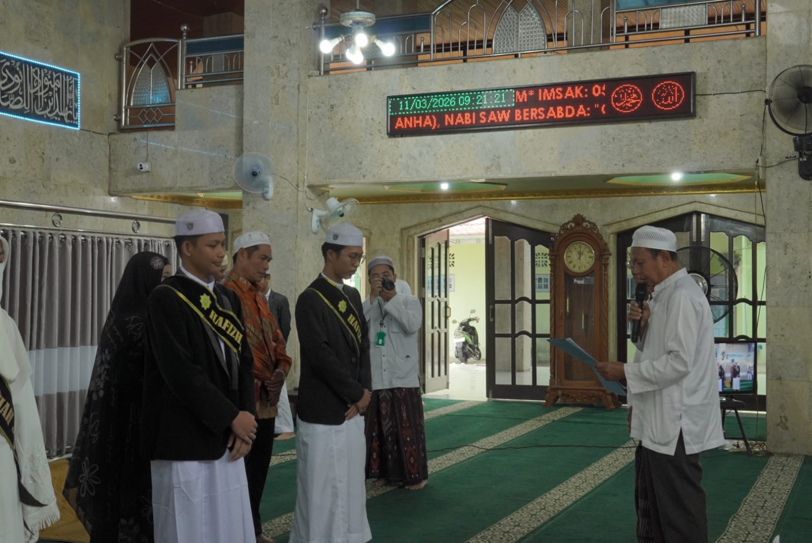 PROSESI: Peserta mengikuti wisuda akbar Tahfiz Ramadan angkatan ke V yang digelar oleh Tahfiz Darul Furqan Wal Ilmi (DAFWI) di Masjid Sabilal Muttaqin. 