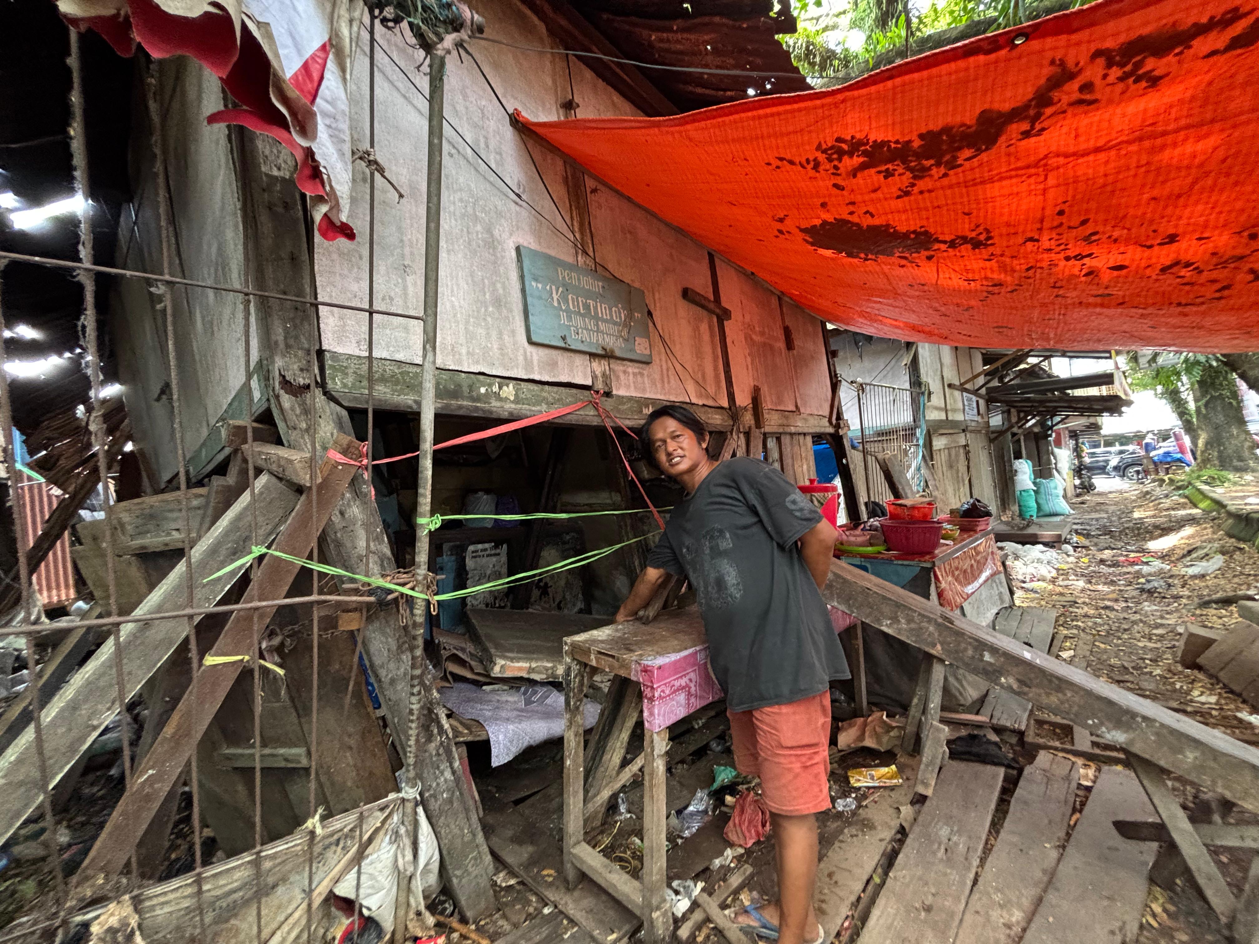 LOKASI KEJADIAN: Saksi mata Ehen menunjukkan dinding beton dari bangunan yang ambruk di kawasan Pasar Ujung Murung, Banjarmasin yang menimpa Suwarni.