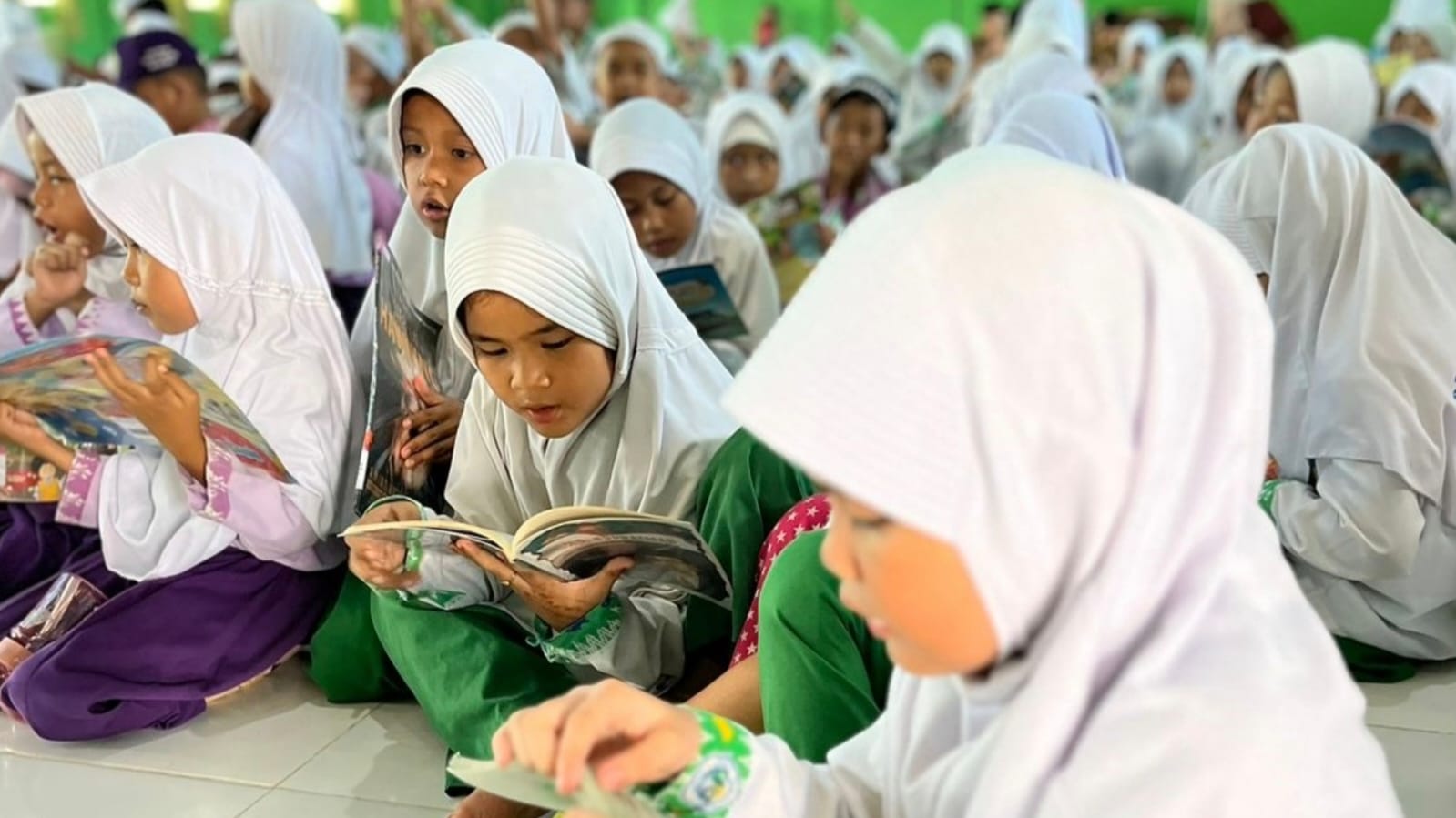 PENDIDIKAN: Sejumlah siswa membaca buku di Yayasan Pendidikan Islam Syarif Abbas, Batulicin. Pendidikan menjadi salah satu indikator dalam Indeks Pembangunan Manusia.