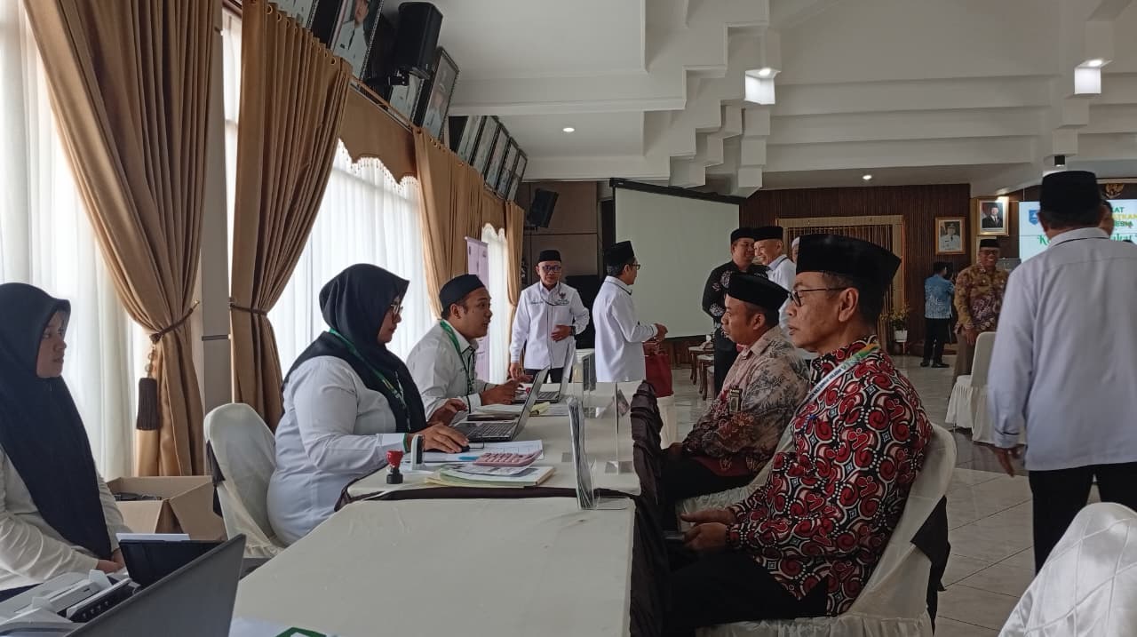 BAYAR ZAKAT: Para unsur pimpinan pejabat daerah, ASN, serta pengusaha bayarkan zakat mereka ke Baznas HSS.