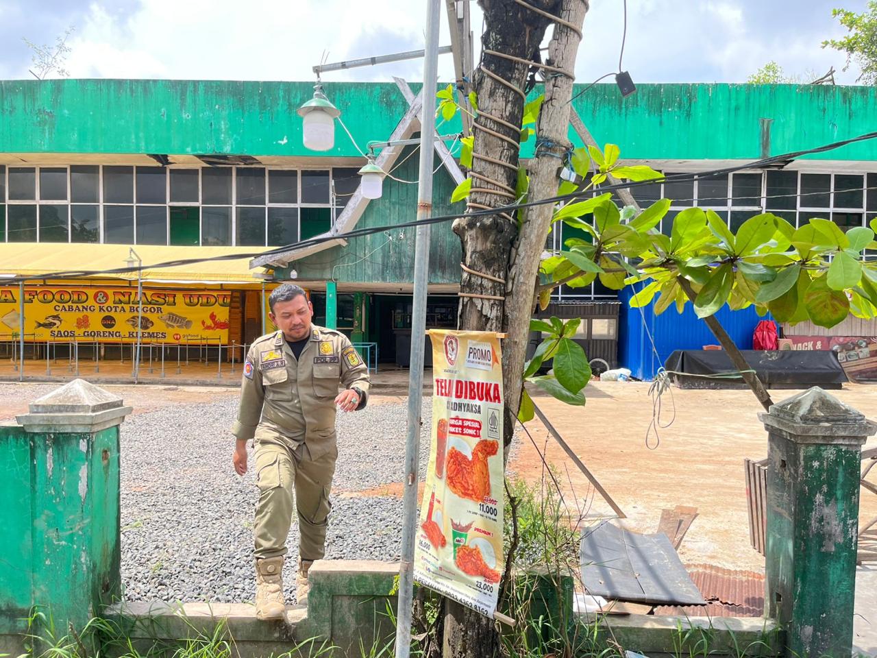 CEK AREA: Petugas Satpol PP Banjarmasin razia penertiban reklame ilegal di salah satu ruas jalan, Rabu (11/3).