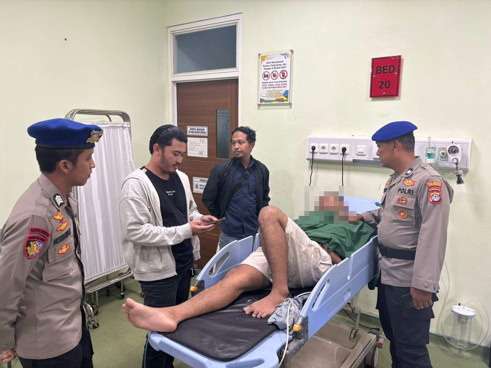 MINTA KETERANGAN: Personel Polairud Polresta Banjarmasin memintai keterangan pelaku saat di rumah sakit.