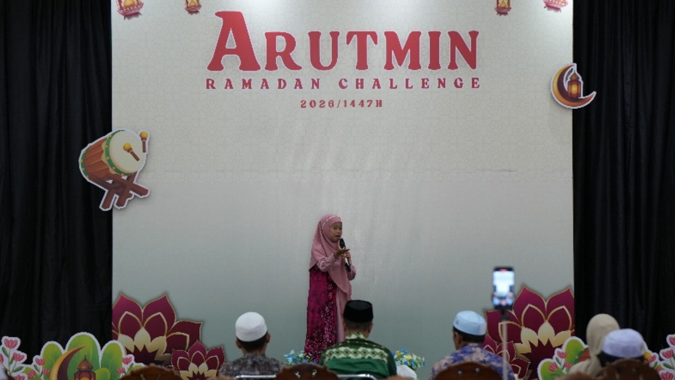 TAUSIAH: Peserta putri menampilkan kemampuan berdakwah dalam lomba Da&rsquo;i pada ajang Arutmin Ramadhan Challenge.  