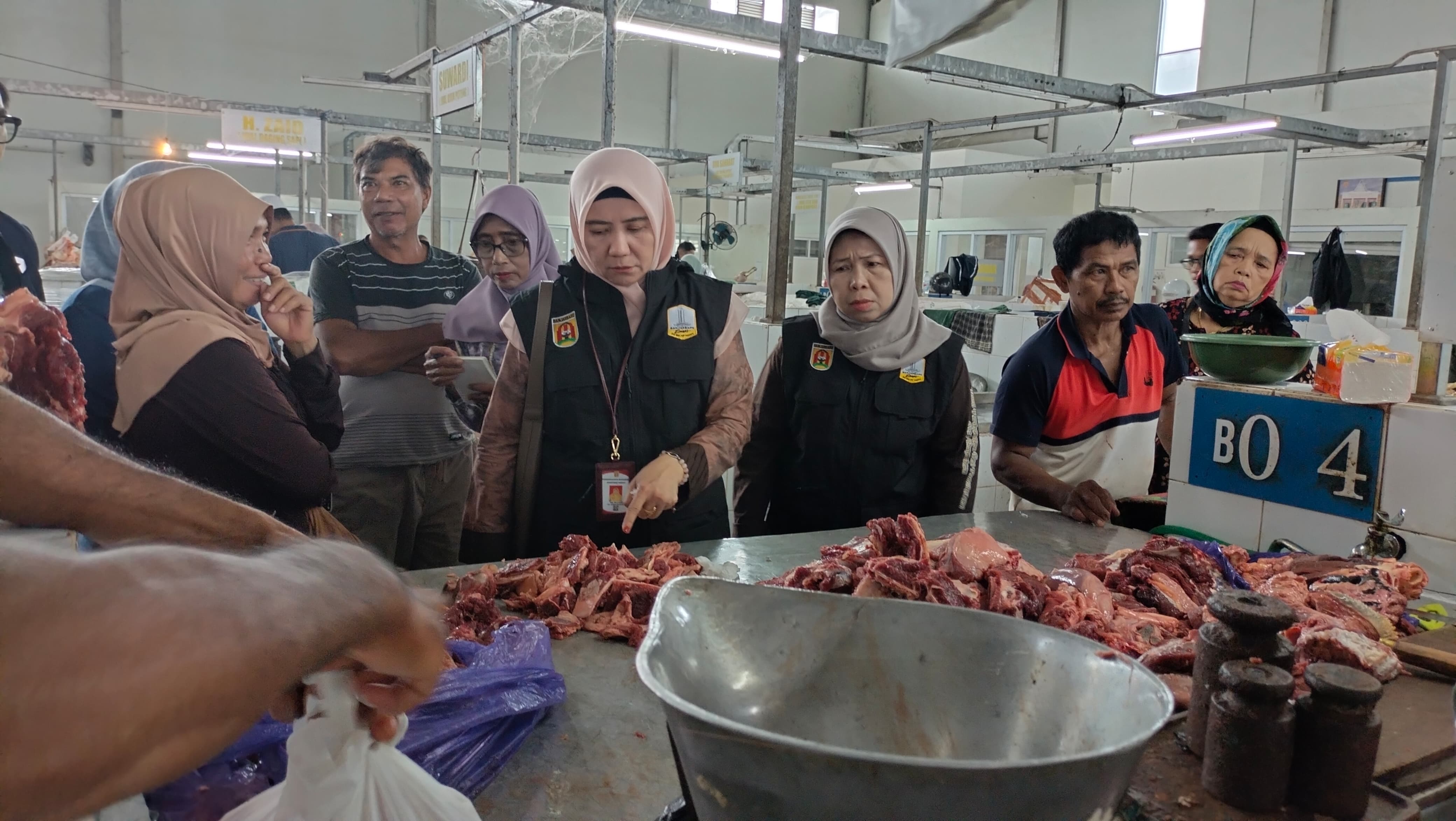 SIDAK: TPID Kota Banjarbaru melakukan monitoring harga dan ketersediaan bahan pangan di sejumlah pasar tradisional dan ritel modern menjelang Idulfitri. (Sheilla/Radar Banjarmasin)
