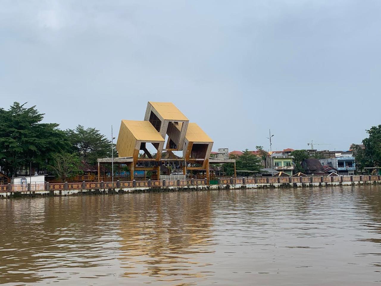 MULAI RAPUH: Kondisi ornamen kubus ketupat di kawasan wisata Kampung Ketupat, Kelurahan Sungai Baru, Banjarmasin yang terlihat mulai rapuh. (Foto: Endang Syarifuddin/Radar Banjarmasin)