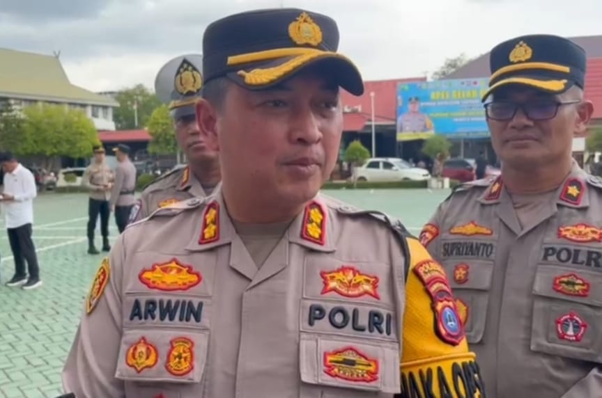 KETERANGAN: Wakapolresta Banjarmasin AKBP Arwin Amrih W, didampingi Kabag Ops Kompol Supriyanto saat memberikan keterangan seusai apel gelar pasukan Operasi Intan. 