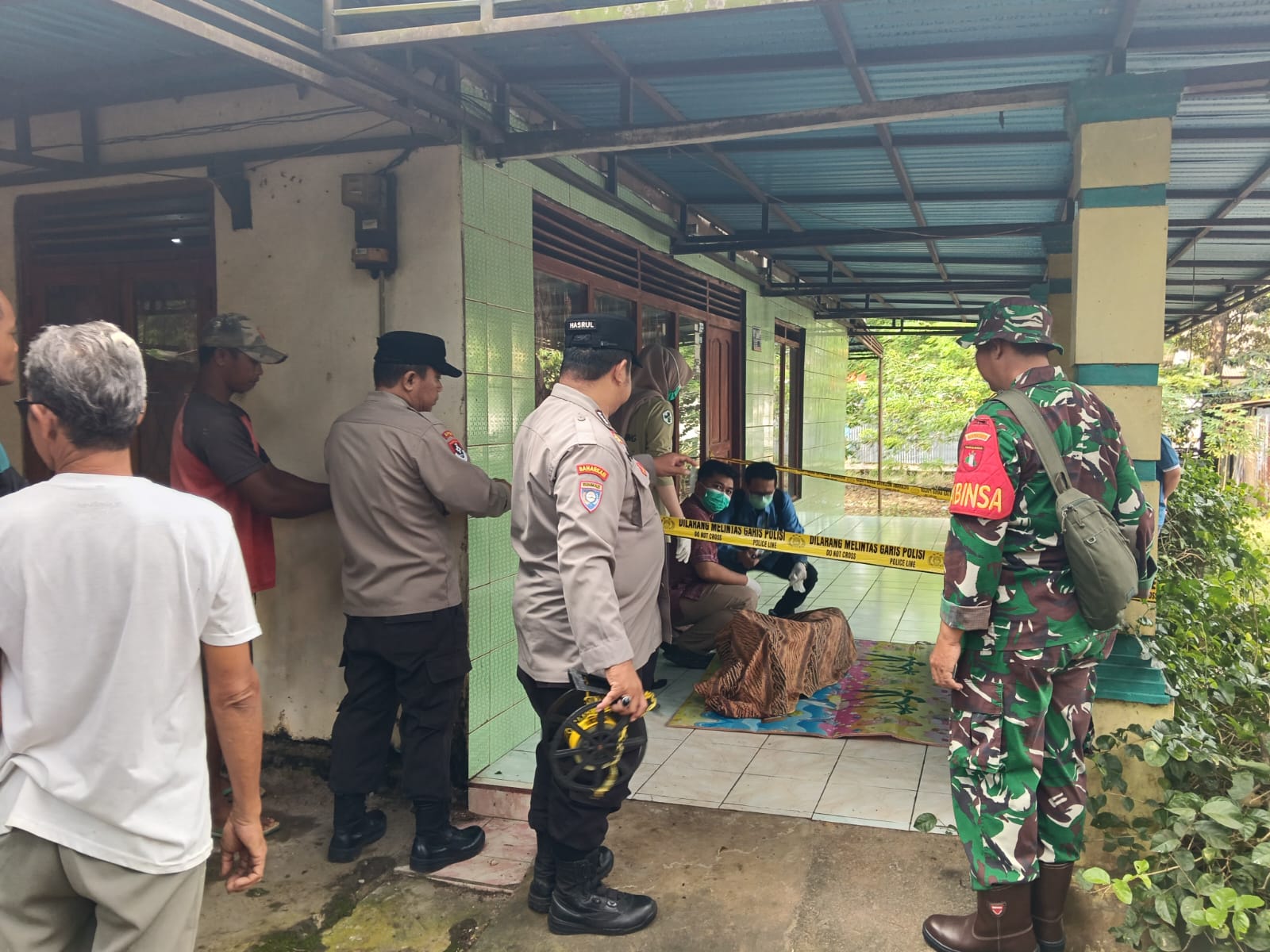 OLAH TKP : Petugas dari Polsek Bati-Bati dan pihak terkait melakukan olah TKP di lokasi penemuan mayat lansia di Desa Nusa Indah, Kecamatan Bati-Bati. (Foto : Polsek Bati-Bati untuk Radar Banjarmasin)