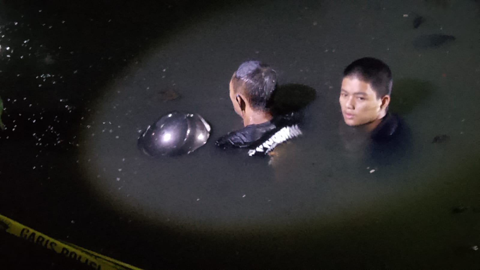 EVAKUASI: Petugas bersama relawan mengevakuasi korban yang ditemukan meninggal dunia di Sungai Veteran. 