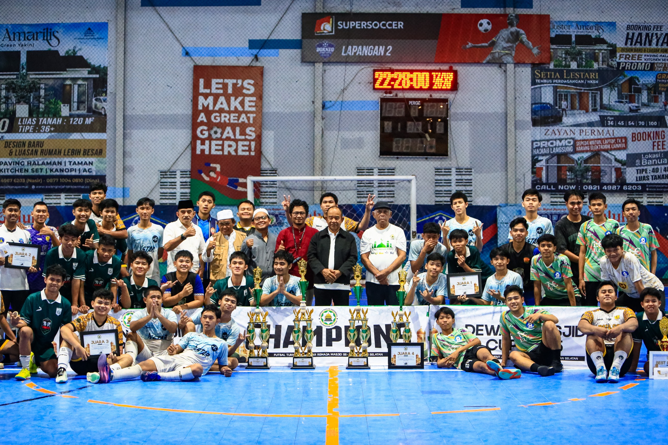 DRAMATIS: Para juara Turnamen Futsal Dewan Masjid Cup 2026 berfoto bersama usai penyerahan trofi dan penghargaan di Borneo Indoor Futsal Banjarmasin, Kamis (12/3) malam. (M Idris Jian Sidik)