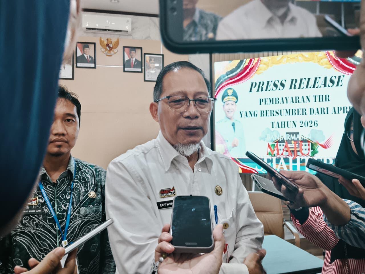 Kepala BPKPAD Kota Banjarmasin, Edy Wibowo didampingi jajarannya memberikan keteranhan pers terkait pembayarah THR. (Foto: Endang Syarifuddin/Radar Banjarmasin)