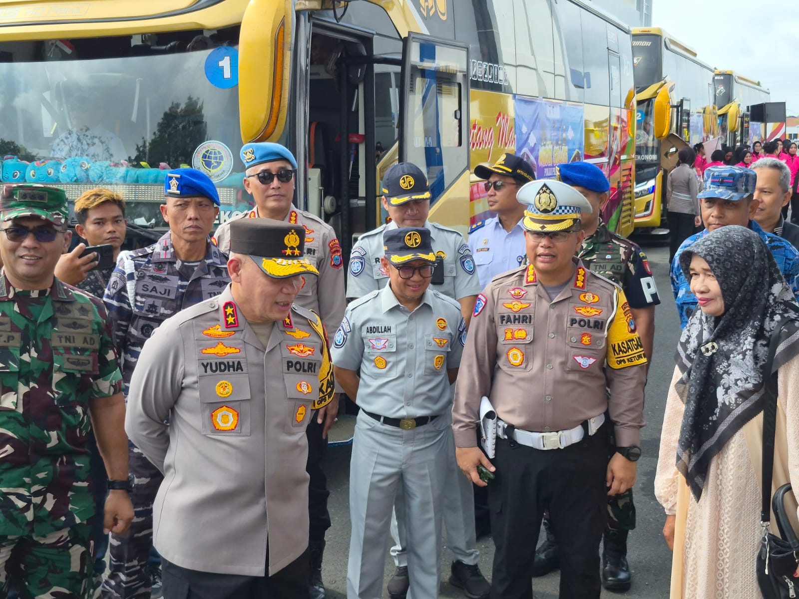 MELEPAS: Polda Kalsel melepas 617 peserta mudik gratis Lebaran 2026. (SHEILLA/ RADAR BANJARMASIN)