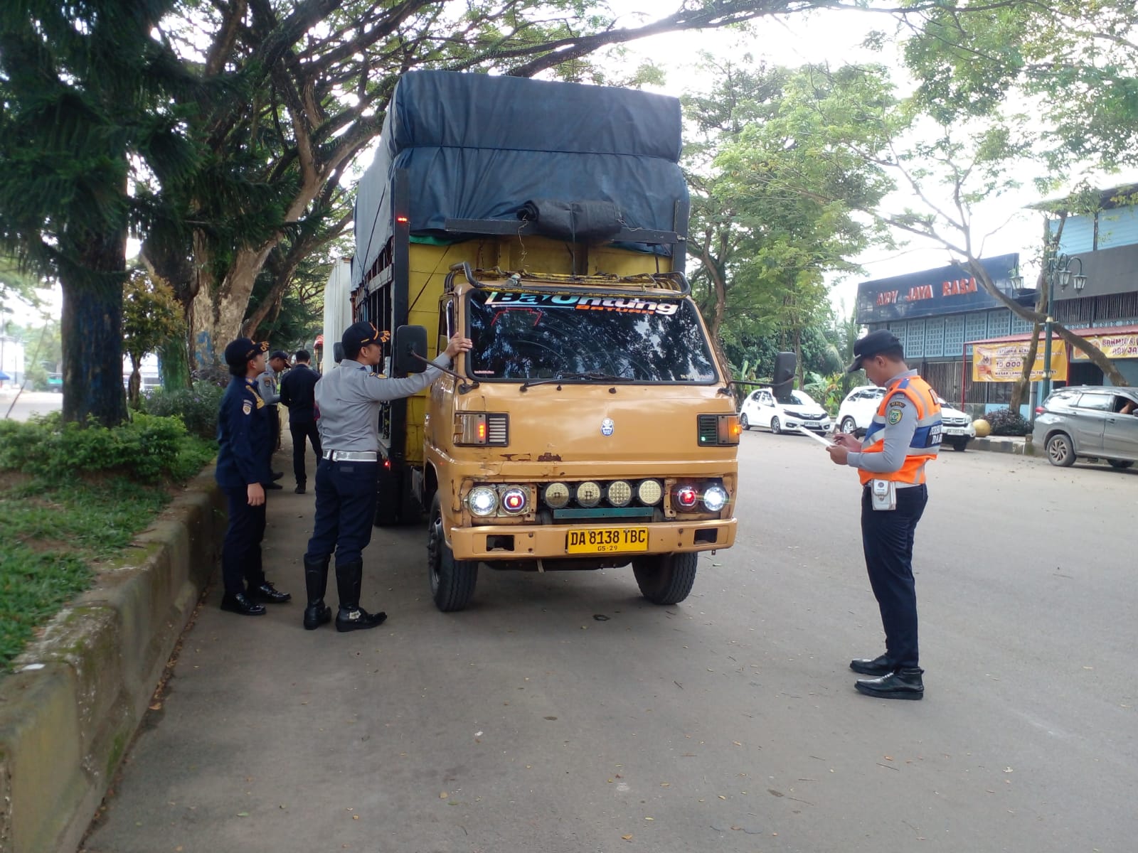 PERIKSA: Angkutan yang lewat diperiksa oleh Dishub, Sat Lantas dan Jasa Raharja. Foto Dishub Tapin