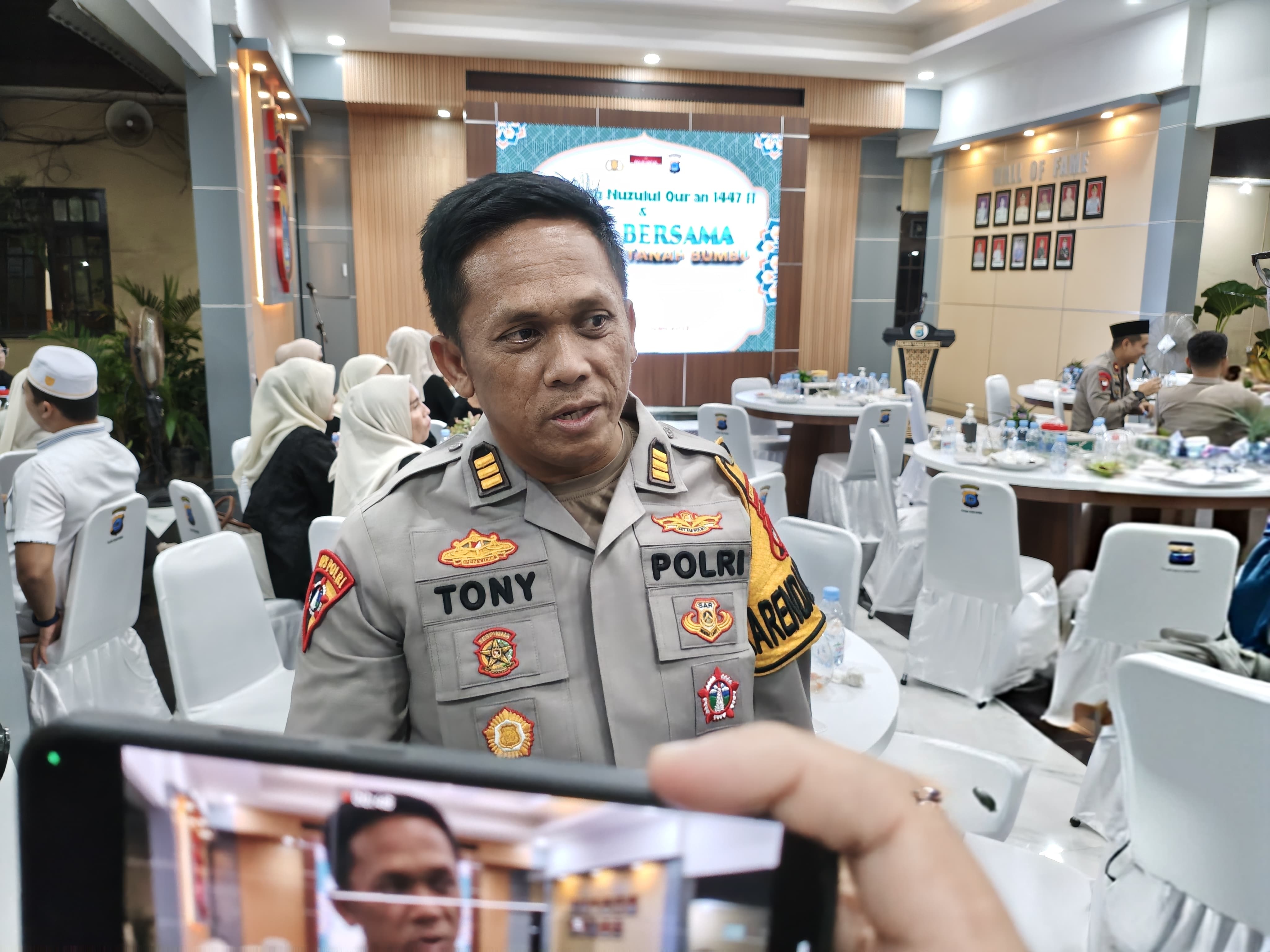 KETERANGAN: Kabag Ops Polres Tanah Bumbu AKP Tony Haryono memberikan keterangan terkait kesiapan pos pengamanan dan pelayanan menjelang arus mudik Idulfitri 2026. (Foto: Zulqarnain/Radar Banjarmasin)
