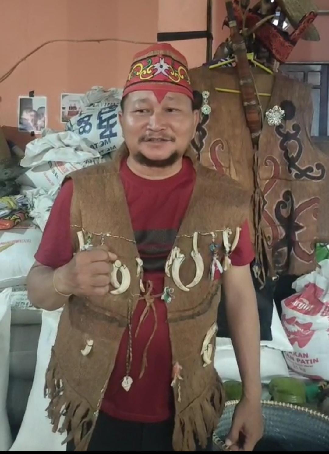 MARWAH ADAT: Ketua DAD Balangan, Syahdi saat menyampaikan pesan perdamaian dan pelestarian nilai budaya pada momentum Hari Adat Nasional, Jumat (13/3). (Cachi untuk Radar Banjarmasin)