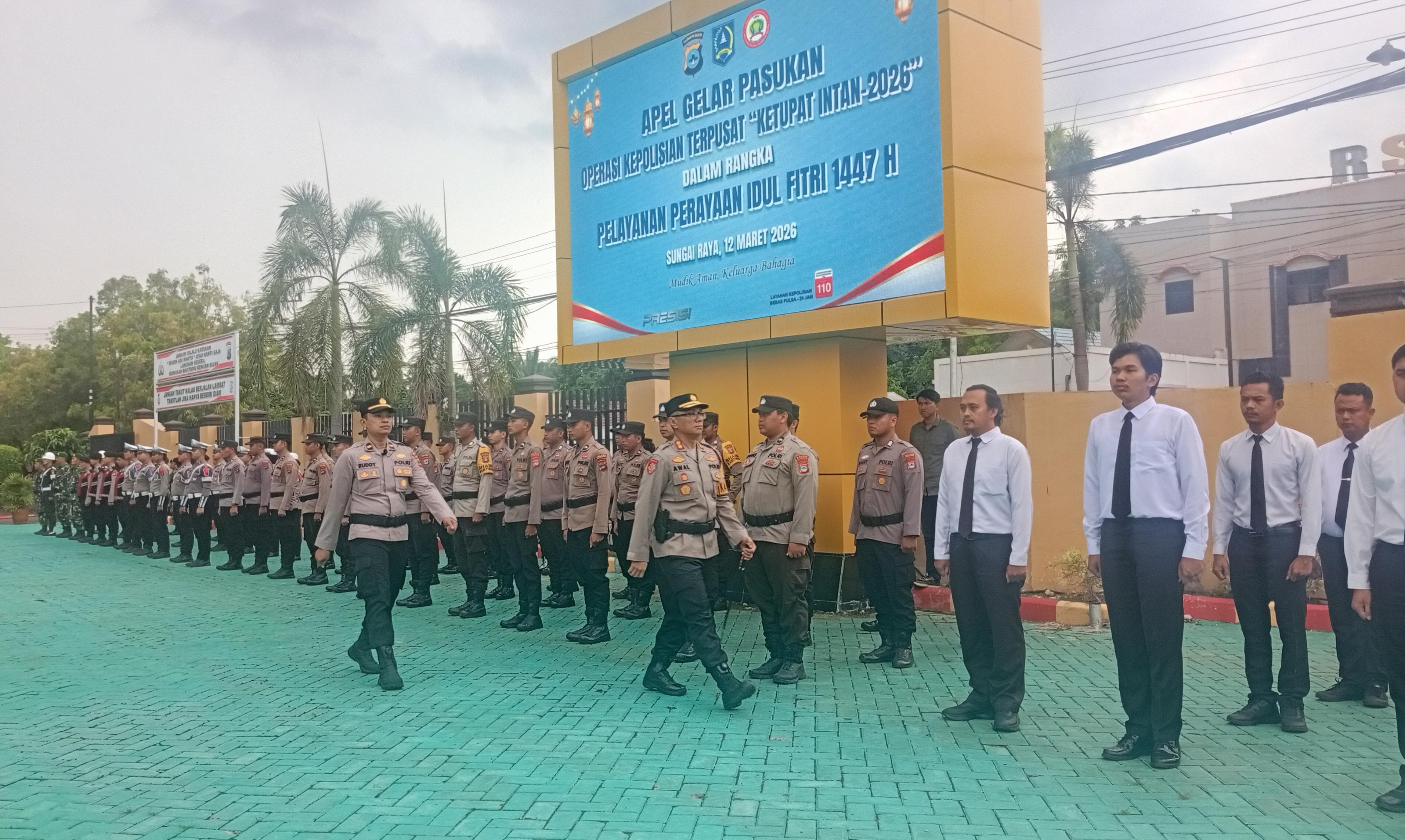 CEK KESIAPAN: Kapolres AKBP Awaludin Syam cek kesiapan personel gabungan dalam Gelar Apel Pasukan Operasi Ketupat Intan Tahun 2026 pada Kamis (12/3/2026). (Foto: M. Padil Ihsan/Radar Banjarmasin)