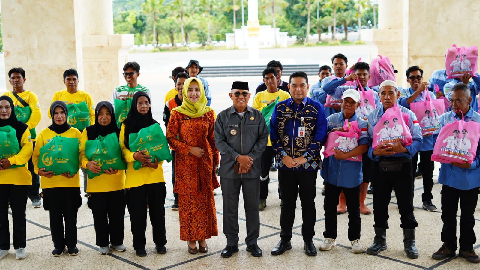 SENANG:Foto bersama Bupati, Sekda dan Kadis DLH dengan petugas kebersihan Kotabaru, Jumat (13/3/2026). 