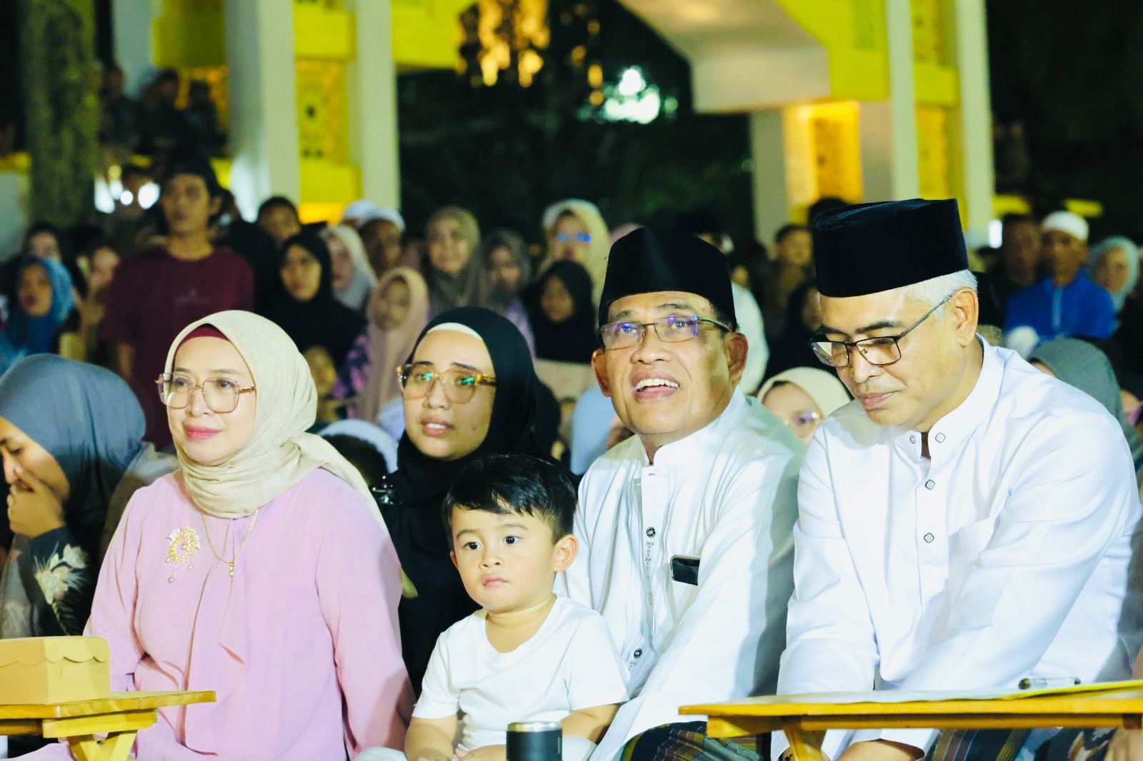 MENONTON:Bupati dan Wabup Kabupaten HSU, H Sahrujani dan Hero Setiawan di Lokasi Grand Final Bagarakan Sahur di Bundaran Tugu Salawat Amuntai. 
