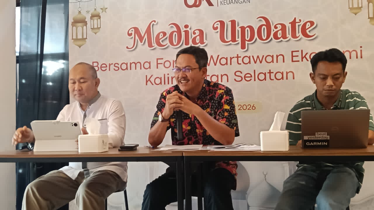 STABIL: Kepala OJK Kalsel, Agus Maiyo saat memaparkan kinerja lembaga keuangan 2026, Jumat (13/3/2026). 
