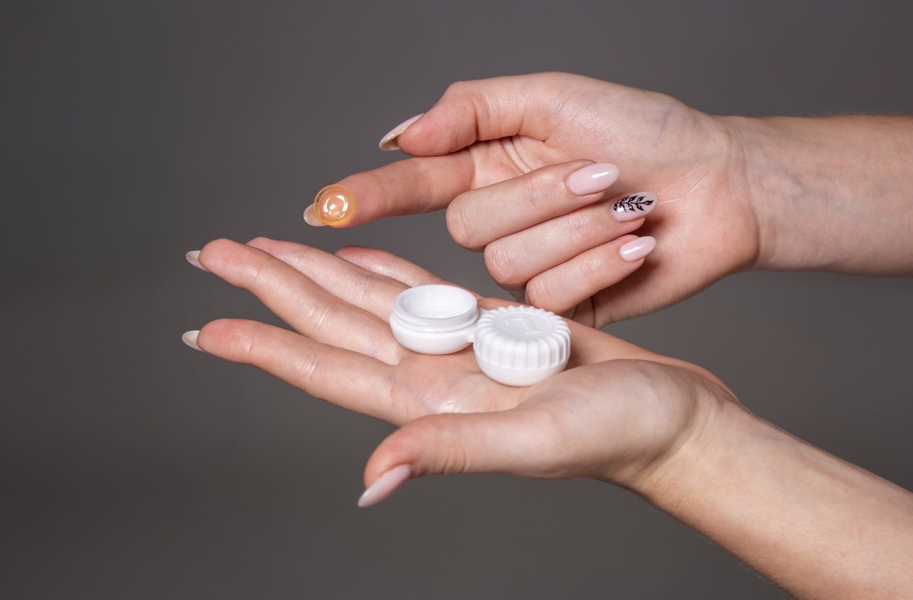 NETRAL: Warna softlens kecokelatan cenderung netral dan cocok dipadukan dengan berbagai konsep penampilan. (Foto: Freepik)