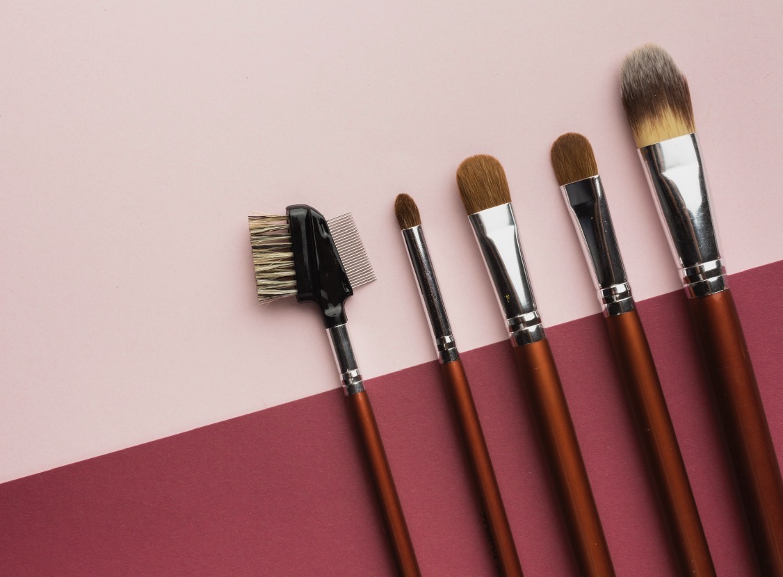 FUNGSIONAL: Aneka jenis kuas makeup mata dengan masing-masing fungsi. (Foto: Freepik)