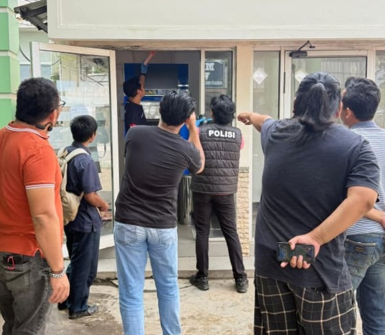 OLAH TKP: Petugas INAFIS Polres Banjar bersama INAFIS Polda Kalimantan Selatan melakukan olah TKP di mesin ATM BCA yang diduga menjadi sasaran percobaan pembobolan di Jalan Ahmad Yani Km 39, Martapura