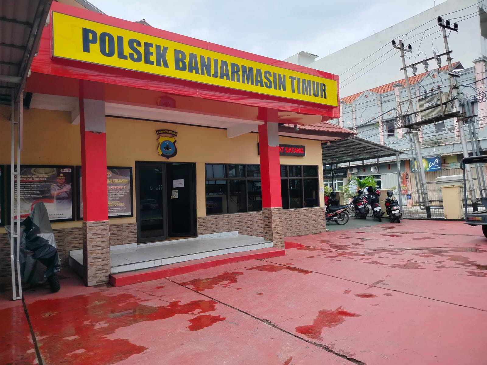 MARKAS POLSEK: Kendaraan roda dua yang dititipkan pemudik diparkir di halaman samping Polsek Banjarmasin Timur yang beratap. Sedangkan kendaraan roda empat ditempatkan di halaman belakang Polsek. 