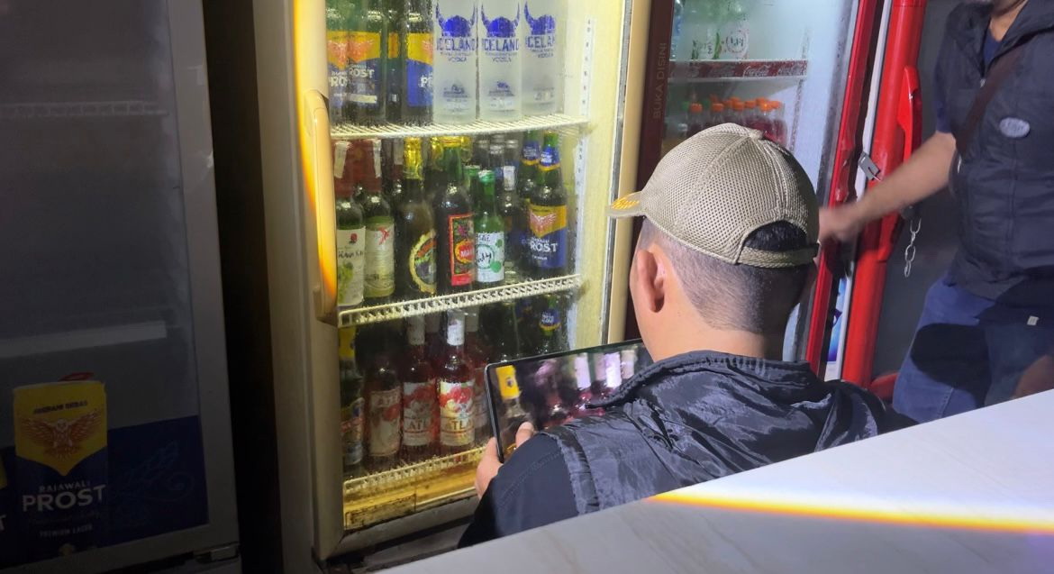 Botol miras yang ditemukan saat Disperdagin dan Satpol PP Banjarmasin menggelar razia malam. 