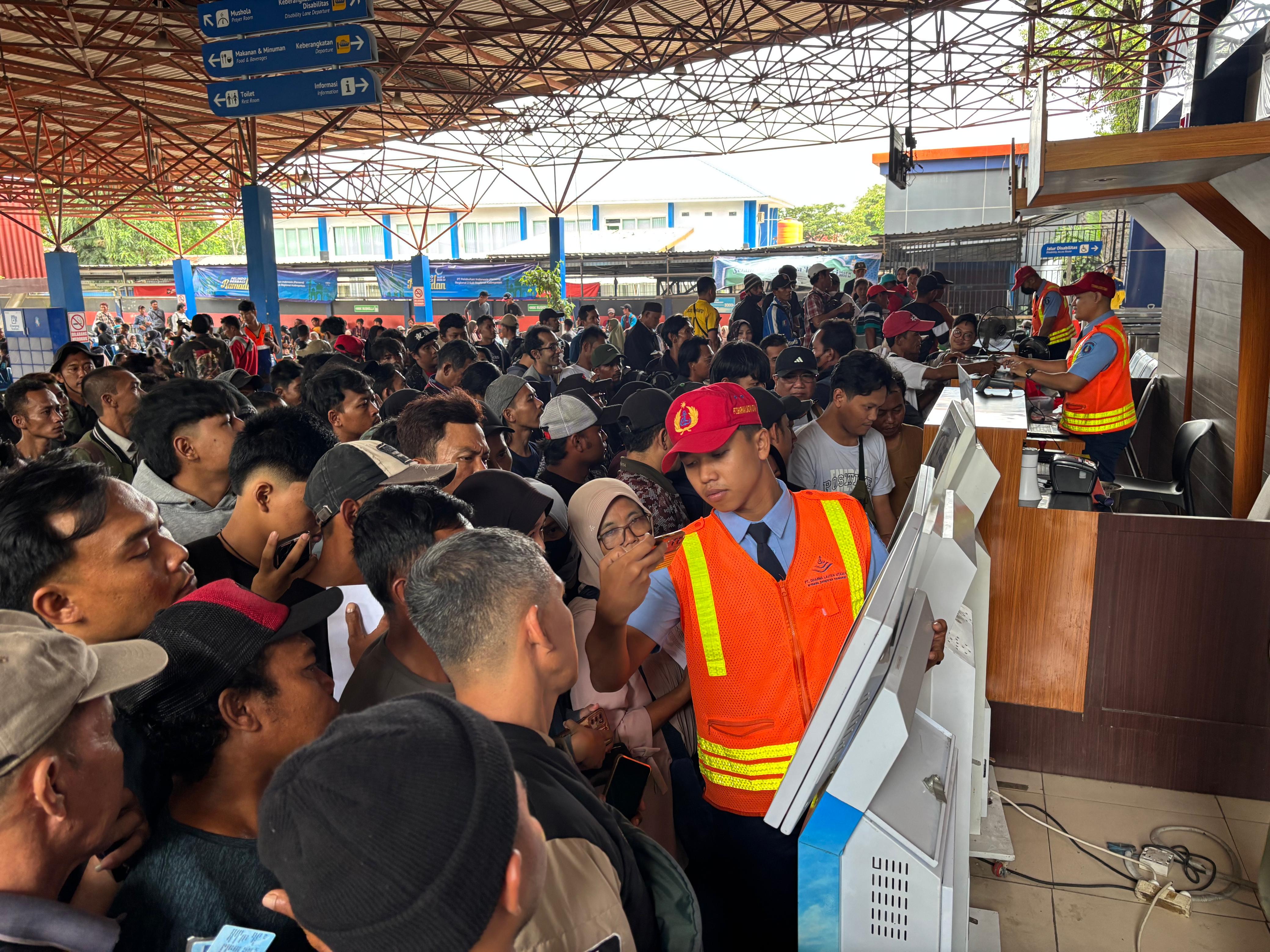 PADAT: Suasana Pelabuhan Trisakti Banjarmasin ramai dipadati pemudik.