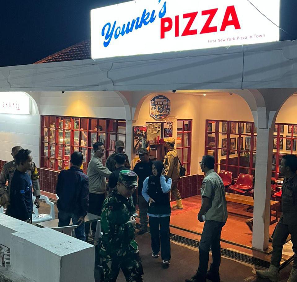 BANTAH BUKA PAGI: Kunjungan Disporabudpar Banjarbaru bersama Satpol PP ke Younki's Pizza untuk sosialisasi penerapan surat edaran terkait jam operasional caf&eacute;.