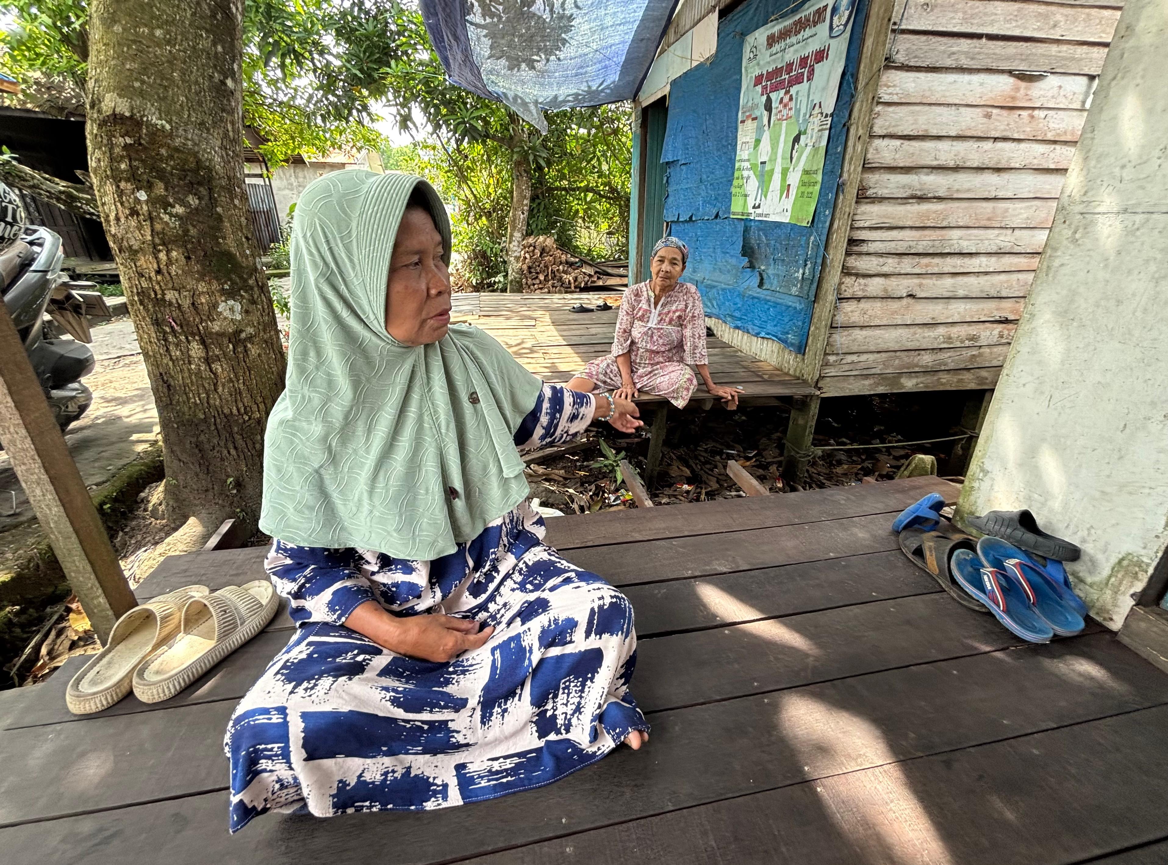 KASIHAN: Mastah menceritakan aktivitas beli air bersih dari tetangga yang masih ada di Pulau Bromo ujung.