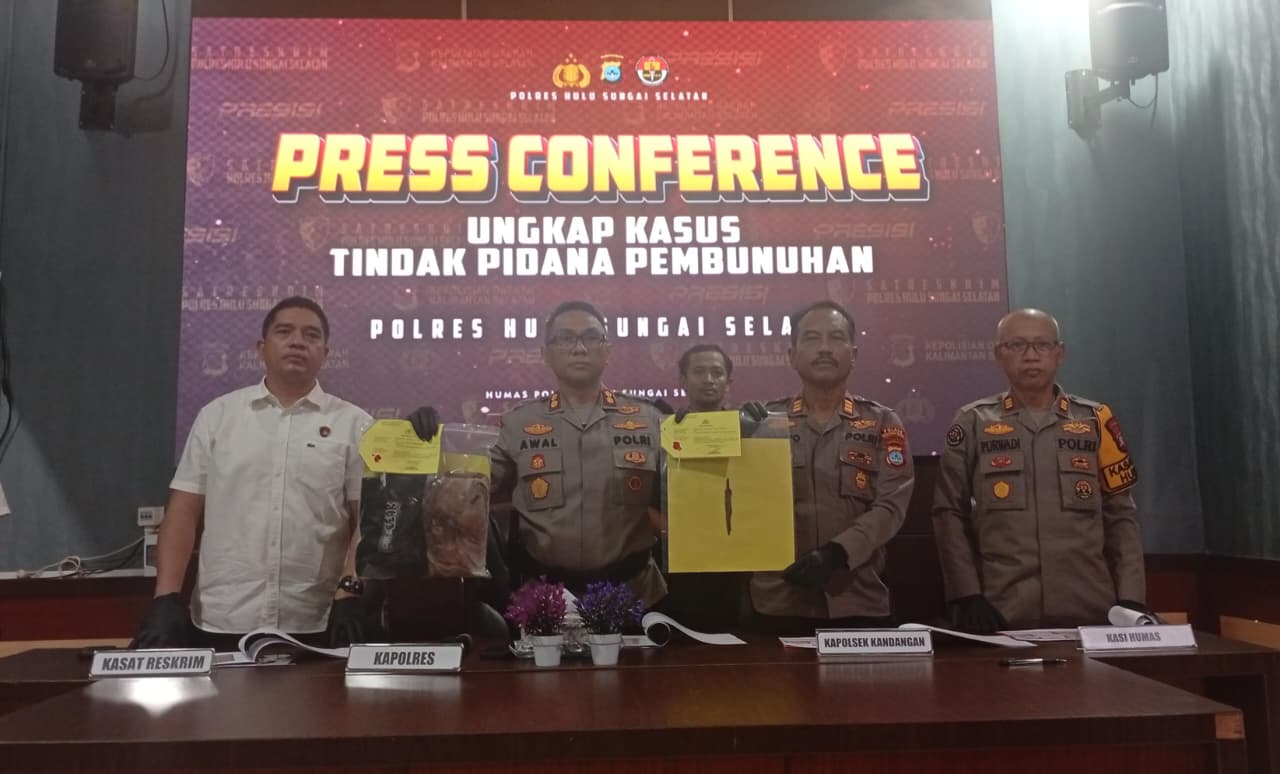 BARANG BUKTI: Polres HSS memperlihatkan barang bukti kasus pembunuhan di Desa Baluti Kandangan gara-gara cipratan air jalanan, Kamis (12/3/2026).