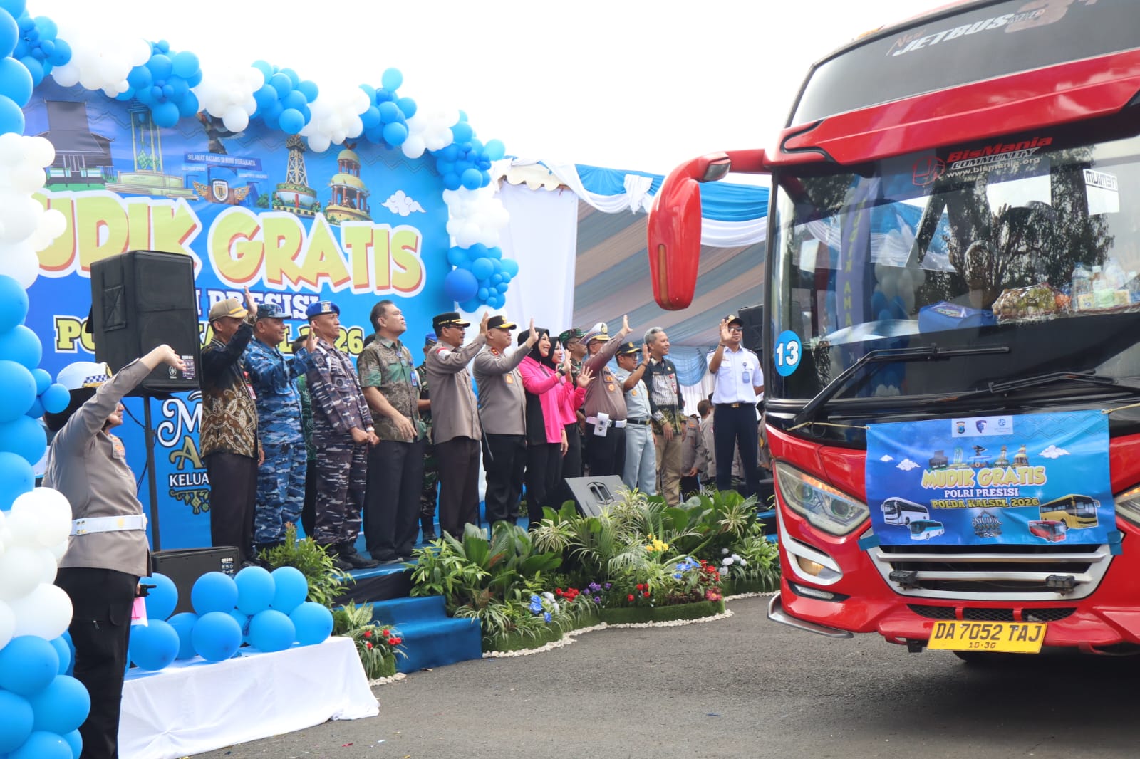 Kapolda Kalsel, Irjen Pol Rusyanto Yudha melepas program mudik gratis di RTMC Polda Kalsel, Jumat (13/3)