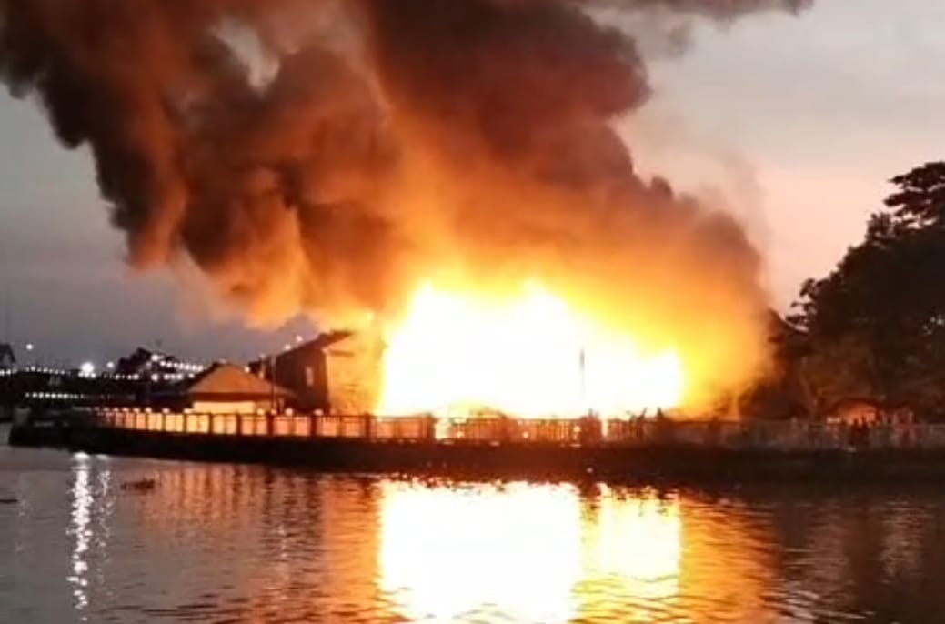 TERBAKAR: Petugas masih berupaya memadamkan kebakaran di Pasar Ujung Murung Banjarmasin. 