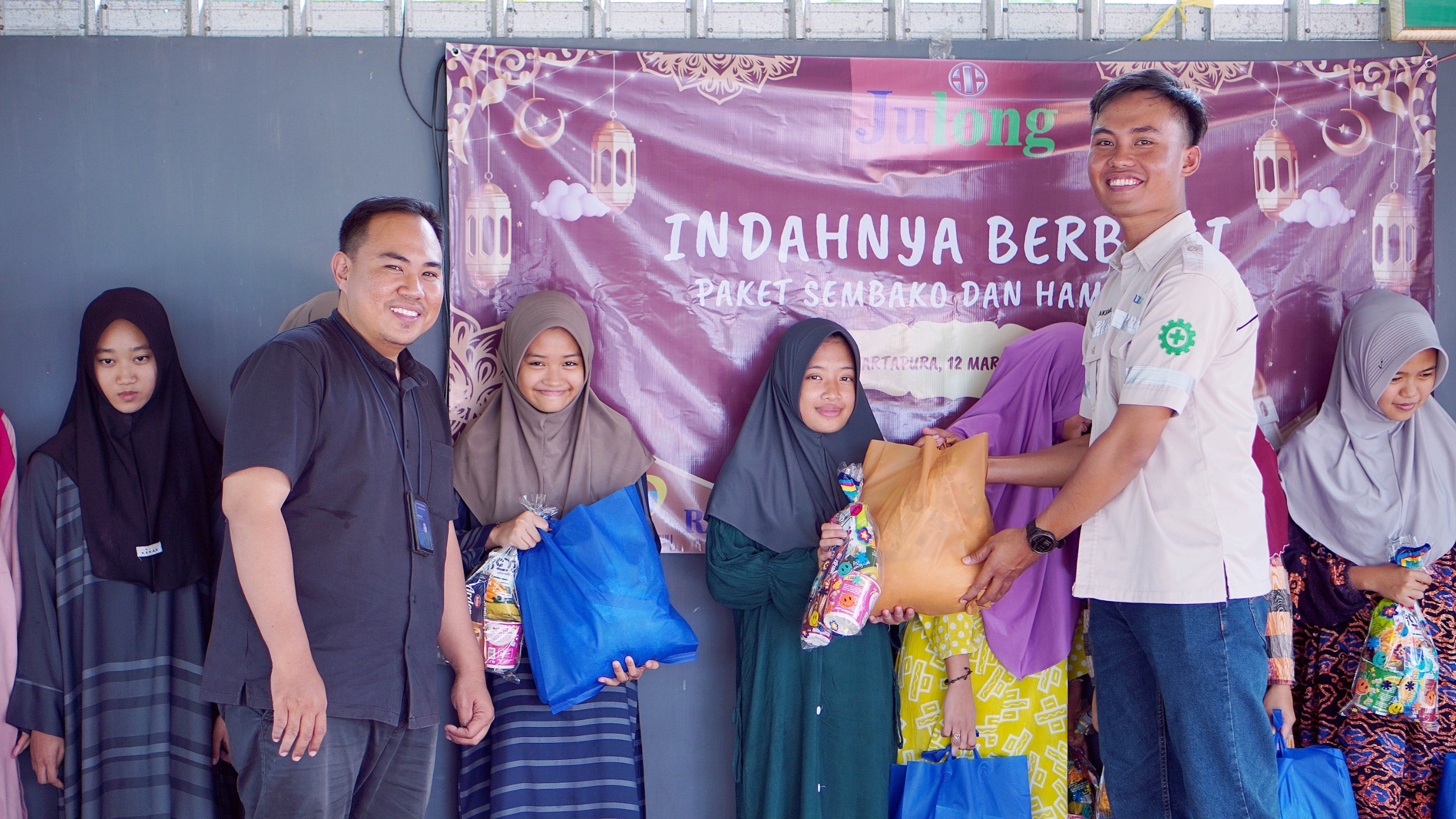 PENYERAHAN: Perwakilan Julong Kalimantan Selatan menyerahkan paket sembako dan hampers kepada anak-anak di Panti Asuhan Putri Nahdlatul Ulama dalam program Indahnya berbagi
