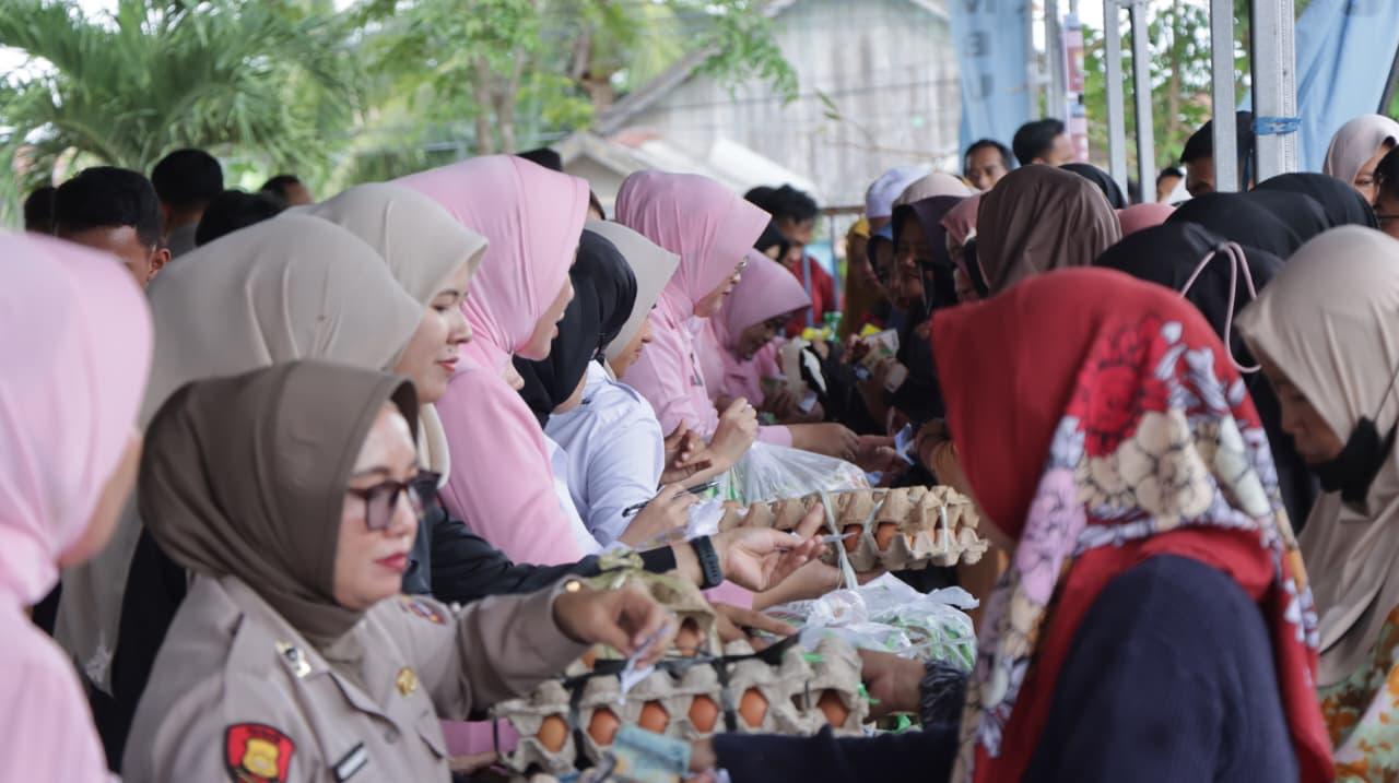 PAKAI KUPON:Warga membeli bahan kebutuhan pokok dalam kegiatan Gerakan Pangan Murah yang digelar Polres Tanah Bumbu di halaman Mapolres Tanah Bumbu, Jumat (13/3/2026).
