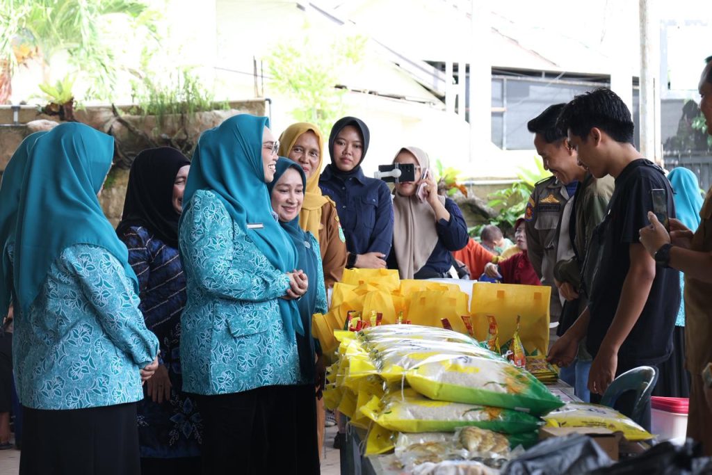 TEKAN INFLASI:Ketua TP PKK Kabupaten Tanah Bumbu, Andi Irmayani Rudi Latif meninjau kegiatan Pasar Murah Ramadan di Desa Hidayah Makmur, Kecamatan Simpang Empat, Senin (9/3/2026).