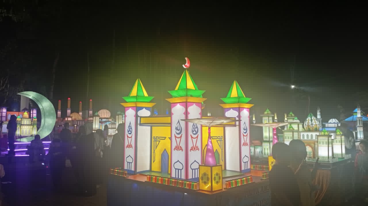 BERPENDAR:Hiasan cahaya warna-warni pameran tanglong menambah meriahnya suasana malam Ramadan di Kandangan, Jumat (13/3/2026) malam. 