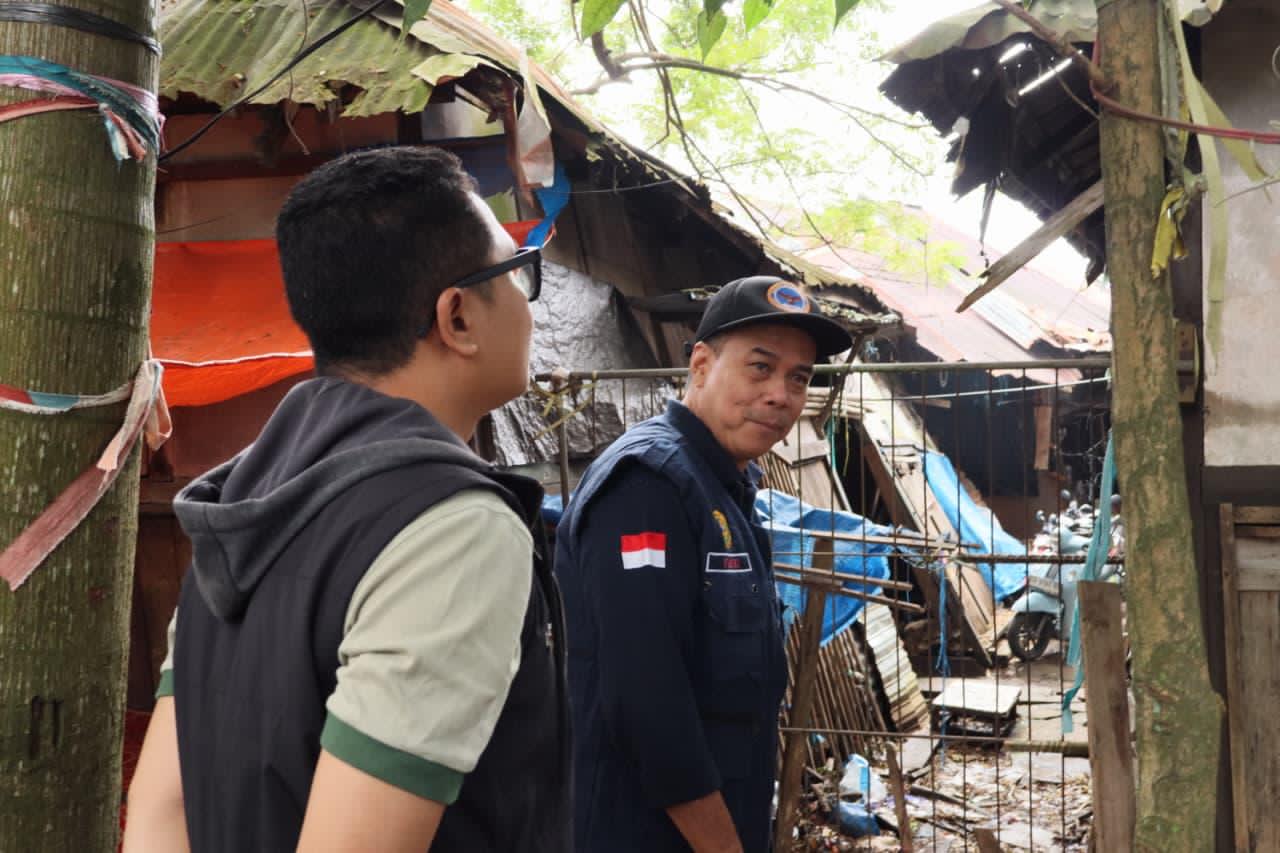 PANTAU LANGSUNG:Perumda Pasar bersama PUPR Kota Banjarmasin mengecek bangunan di kawasan Pasar Ujung Murung, Banjarmasin, Jumat (13/3/2026).