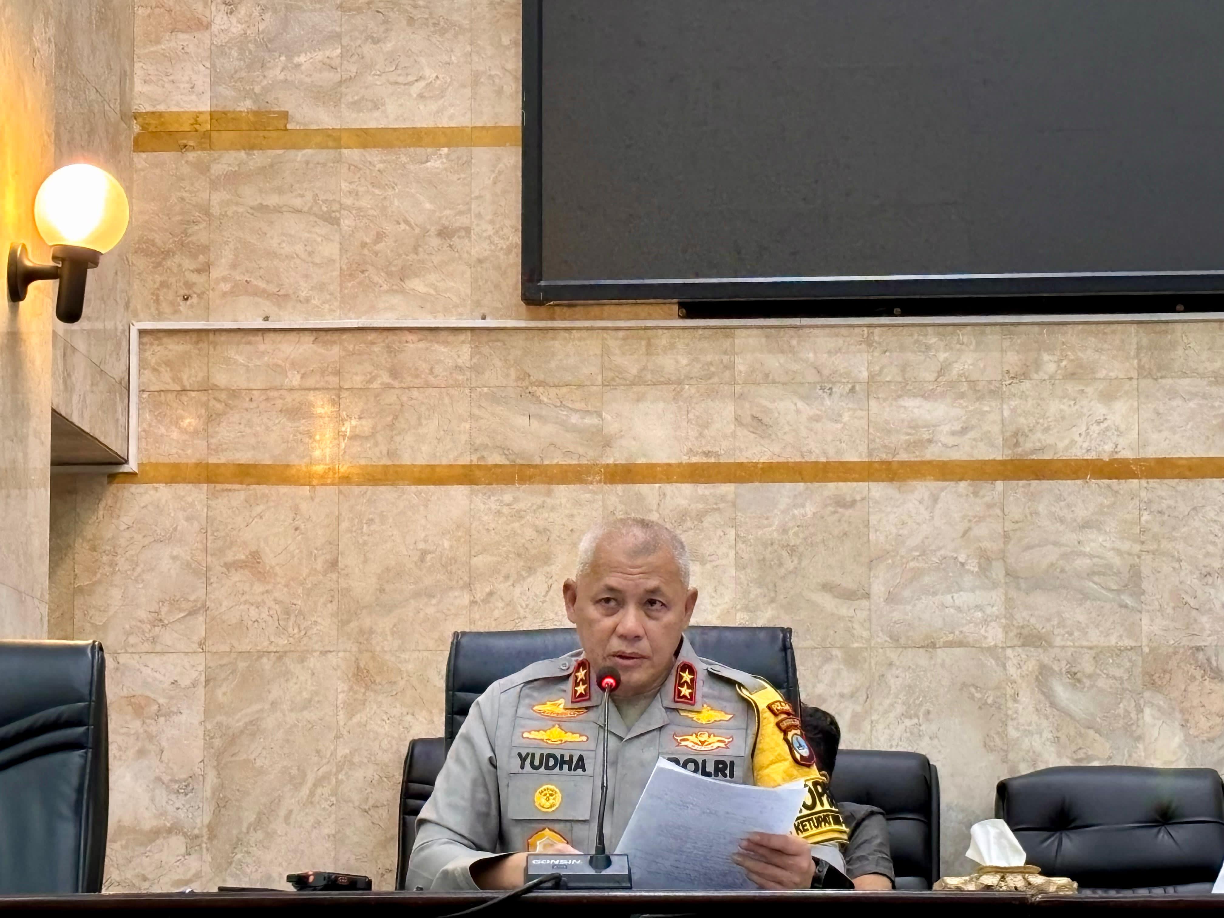 MARAH:Kapolda Kalsel, Irjen Pol Rosyanto Yudha Hermawan menanggapi unjuk rasa mahasiswa saat berdialog di DPRD Kalsel, Jumat (13/3/2026). 