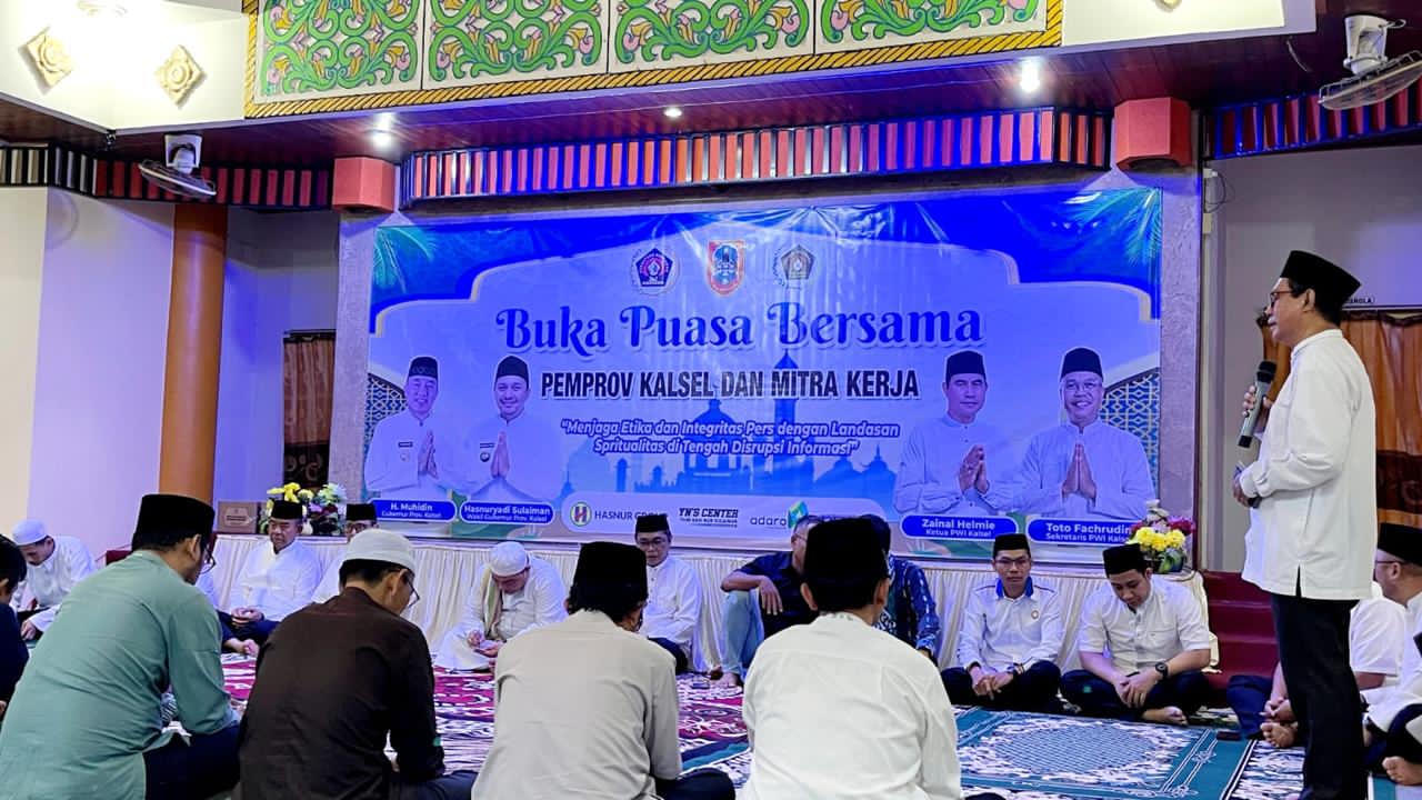 TANTANGAN SERIUS:Ketua PWI Kalsel, Zainal Helmie menyampaikan pandangannya terkait tantangan industri media di acara buka puasa bersama wartawan di Gedung PWI Kalsel, Kamis (12/3/2026).